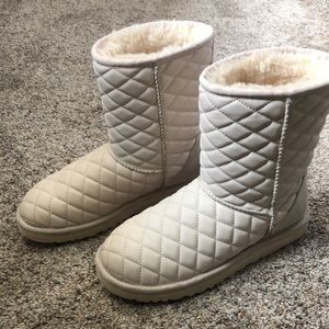 Ugg’s size 7, very light pink